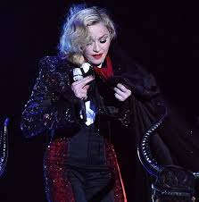 Caída de Madonna en los BRITS AWARDS 2015
