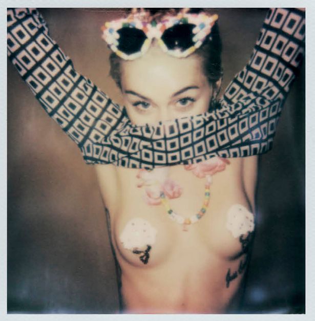 Miley Cyrus desnuda v magazine 2015